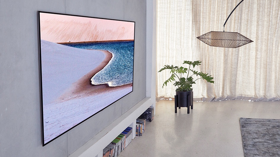 Настенный телевизор Gallery Design с изображением картины в гостиной, вид сбоку