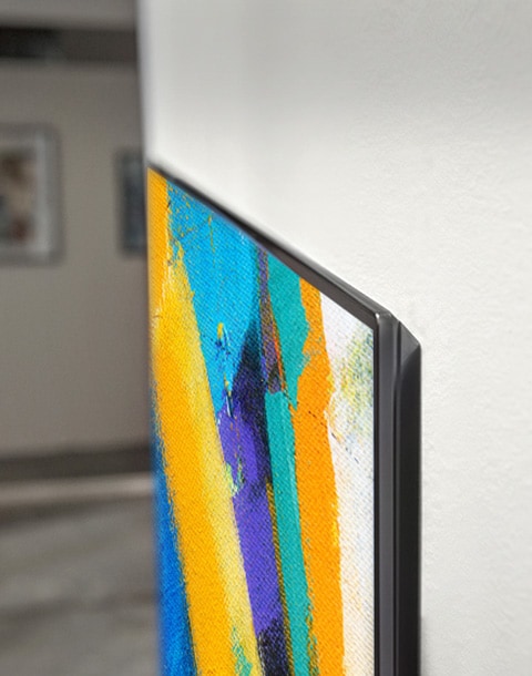 Крупный план настенного телевизора Gallery Design с изображением картины, вид сбоку