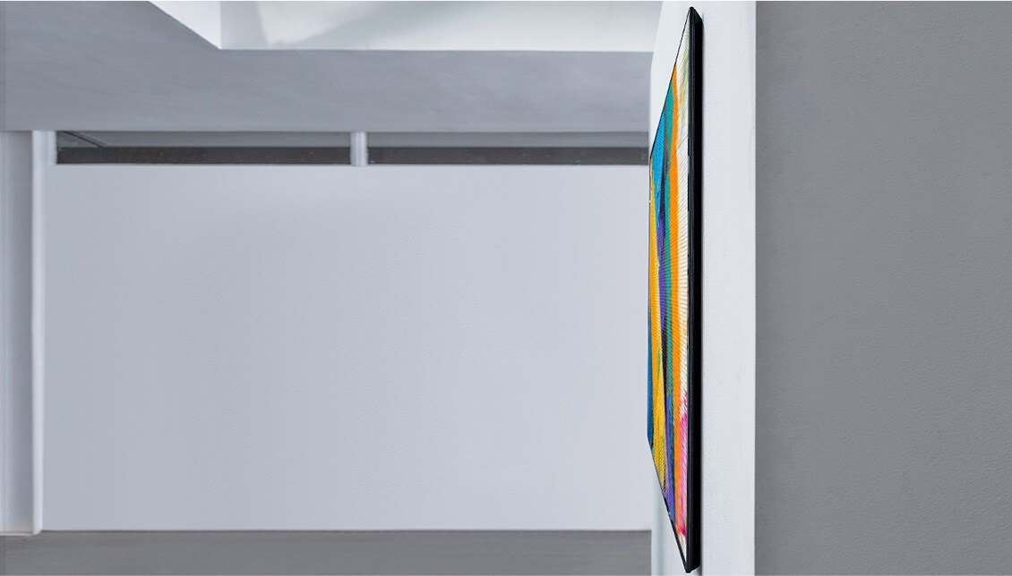 Телевизор Gallery Design целиком, сливающийся со стеной, с изображением картины, вид сборку