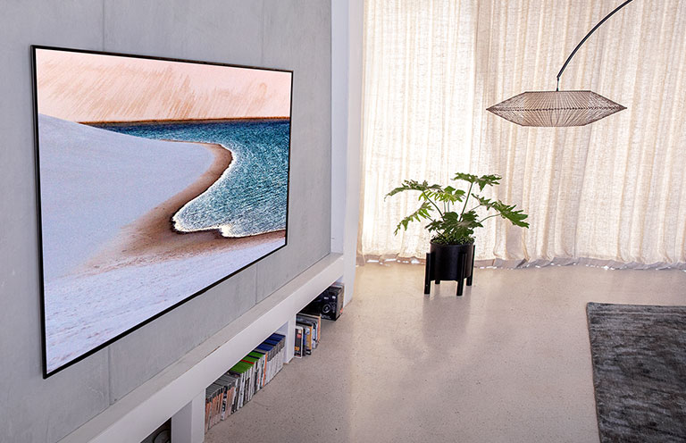 Настенный телевизор Gallery Design с изображением картины в гостиной, вид сбоку,