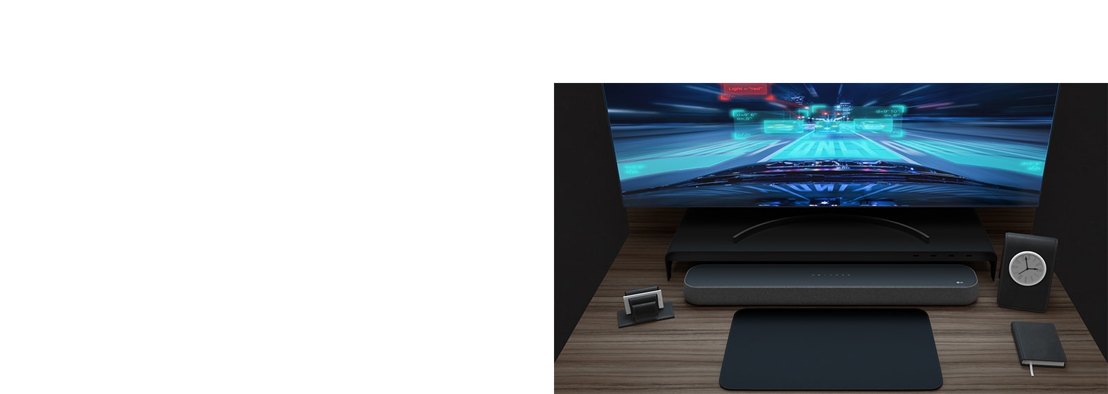En soundbar, en krökt skärm, en anteckning och en liten klocka ligger på ett träbord. För att beskriva produktens spelvänliga funktioner visas ett racingspel på skärmen.