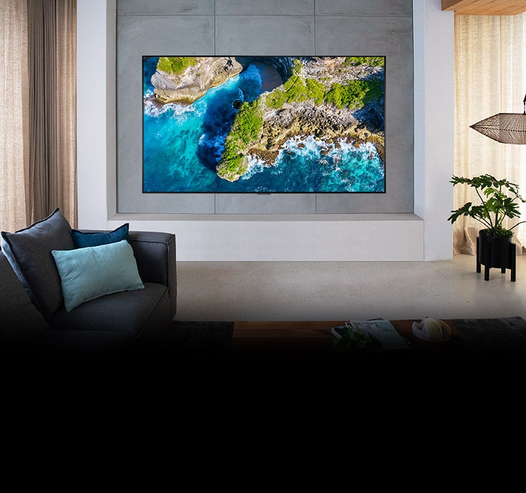 TV som visar ett flygfoto över naturen i en lyxig husinställning