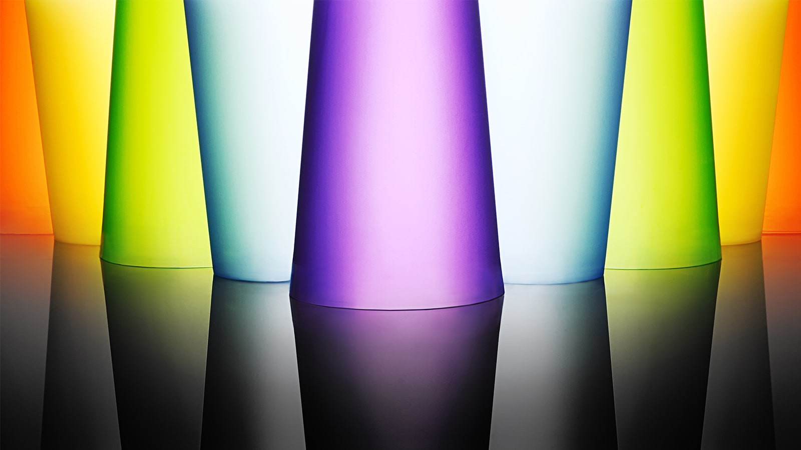 En bild av ljusa och färggranna glasbägare.