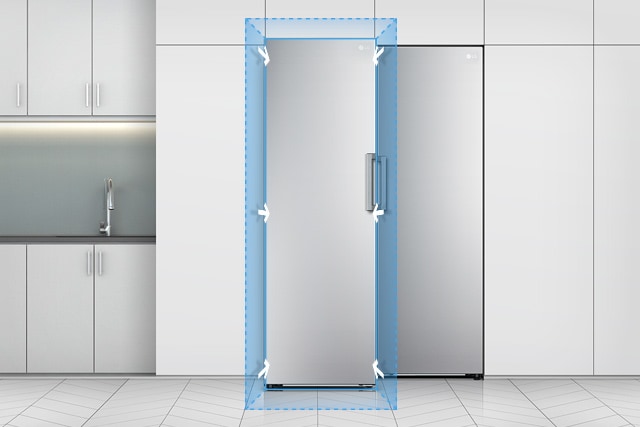 Frysens framsida visas i ett kök. En blå 3D-fyrkant och pilar som pekar inåt mot dörren visar hur frysen passar perfekt in i ett vanligt kök.