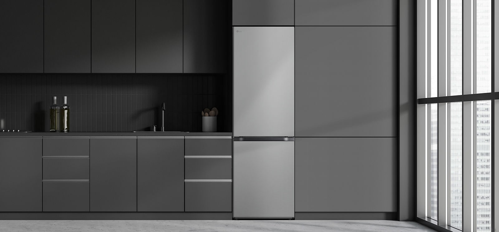 Moderne keuken met koelkast die opgaat in de omringende kasten en lijkt op een inbouwmodel.