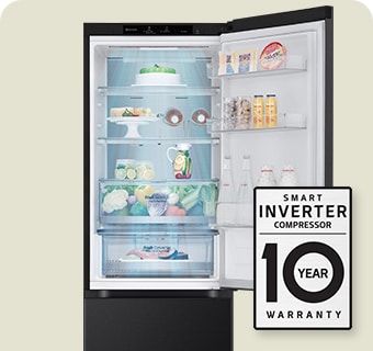 Ett kylskåp fullt med mat med dörren öppen och en bild som visar 10 års garanti av Smart Inverter Compressor™