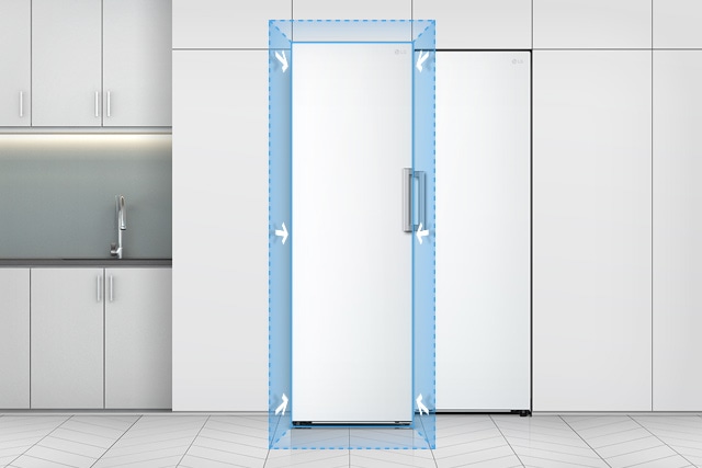 Frysens framsida visas i ett kök. En blå 3D-fyrkant och pilar som pekar inåt mot dörren visar hur frysen passar perfekt in i ett vanligt kök.