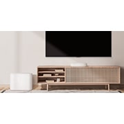LG Soundbar Eclair QP5W, En TV, en soundbar och en subwoofer placerade i ett enkelt vardagsrum, QP5W, thumbnail 3