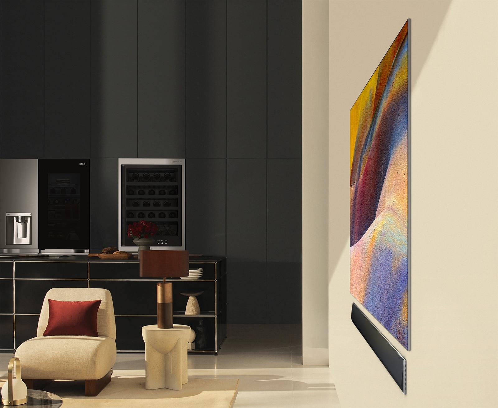 LG OLED TV, OLED G4 som visar ett elegant abstrakt konstverk och LG Soundbar plant mot väggen i ett modernt vardagsrum.