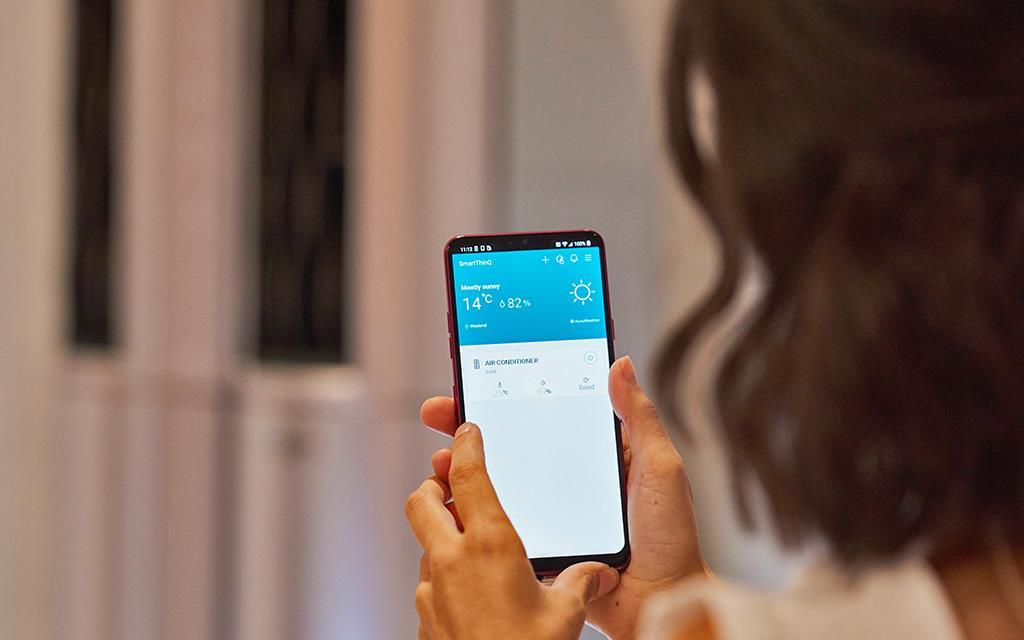 IFA 2018: A woman works with LG ThinQ to control her air conditioner