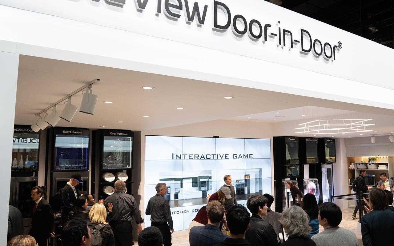 LG:s flaggskepp inom kylskåp, InstaView Door-in-Door, visades på CES 2019 tillsammans med ett antal andra hushållsapparater | Läs mer i LG MAGAZINE