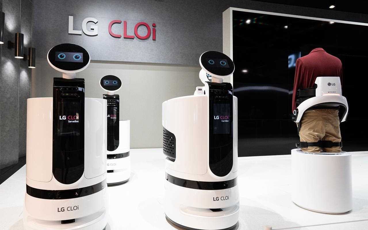 LG:s CLOi-robotar var ute och rörde på sig på CES 2019, där de visade att de kan städa, ge goda råd och hjälpa till att bära| Läs mer i LG MAGAZINE