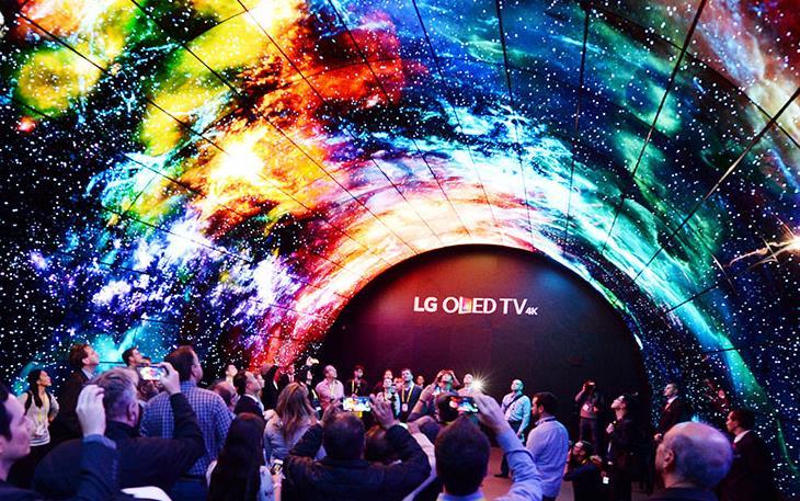 An image of crowd taking photo of LG OLED TV LED tunnel at CES 2017