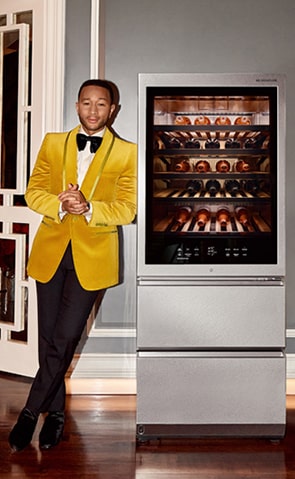 Sångaren John Legend bredvid en LG SIGNATURE vinkällare.