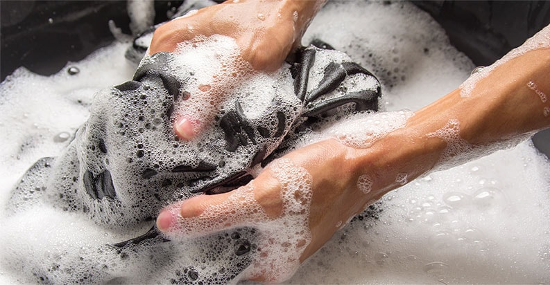 Bild av händer som tvättar kläder