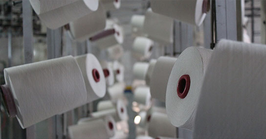 Bild av bomullstrådar i textilfabrik