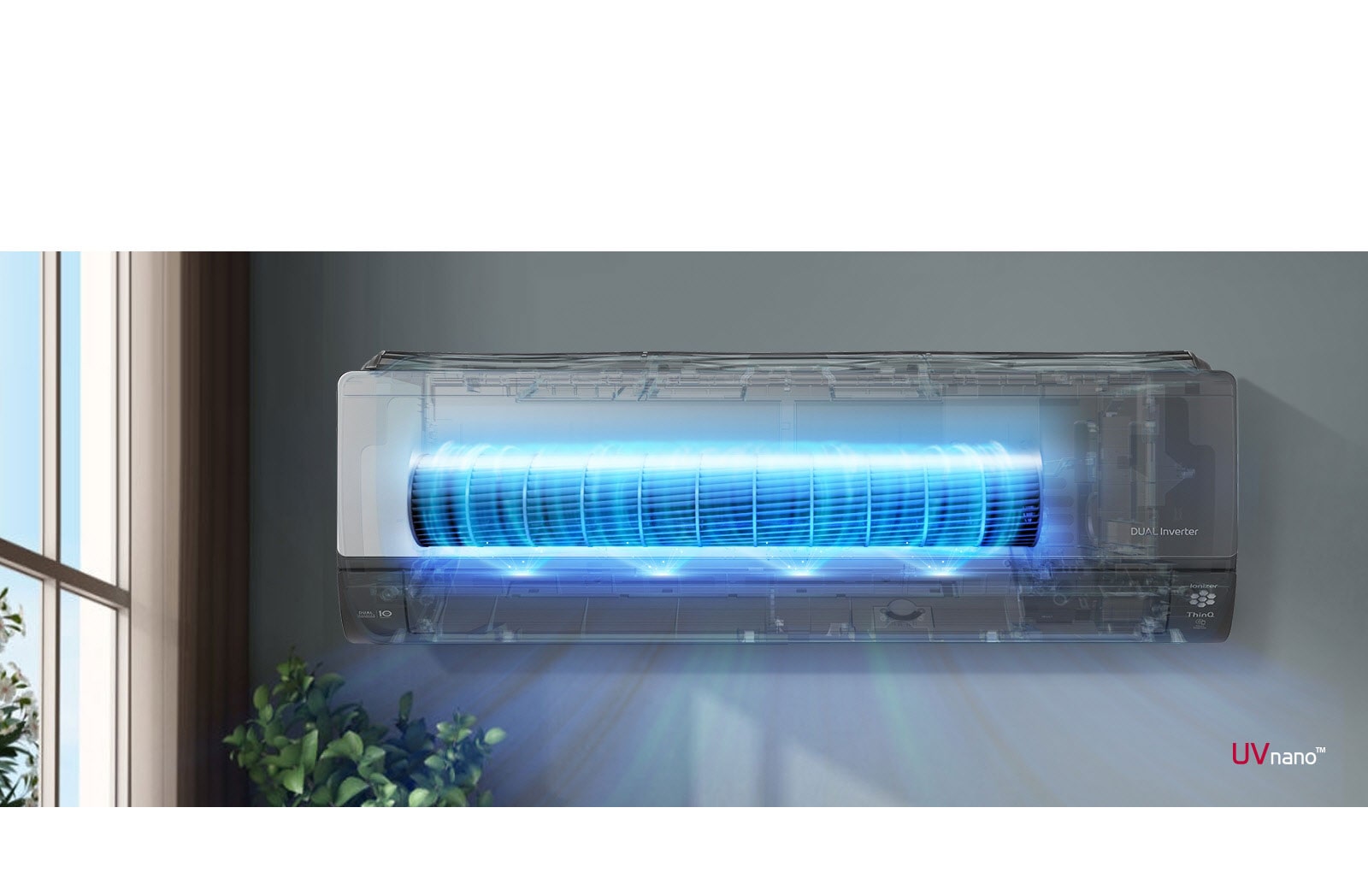 Video znázorňuje pohľad spredu na klimatizáciu namontovanú na stene. Predná strana zariadenia je priehľadná a zariadenie sa zapína, aby bolo vidno proces vo vnútri. Ventilátory sú zvýraznené na modro a znázorňujú UV LED lampu, ktorá odstraňuje baktérie. Zo zariadenia prúdi vzduch. V pravom dolnom rohu sa nachádza logo UVnano.