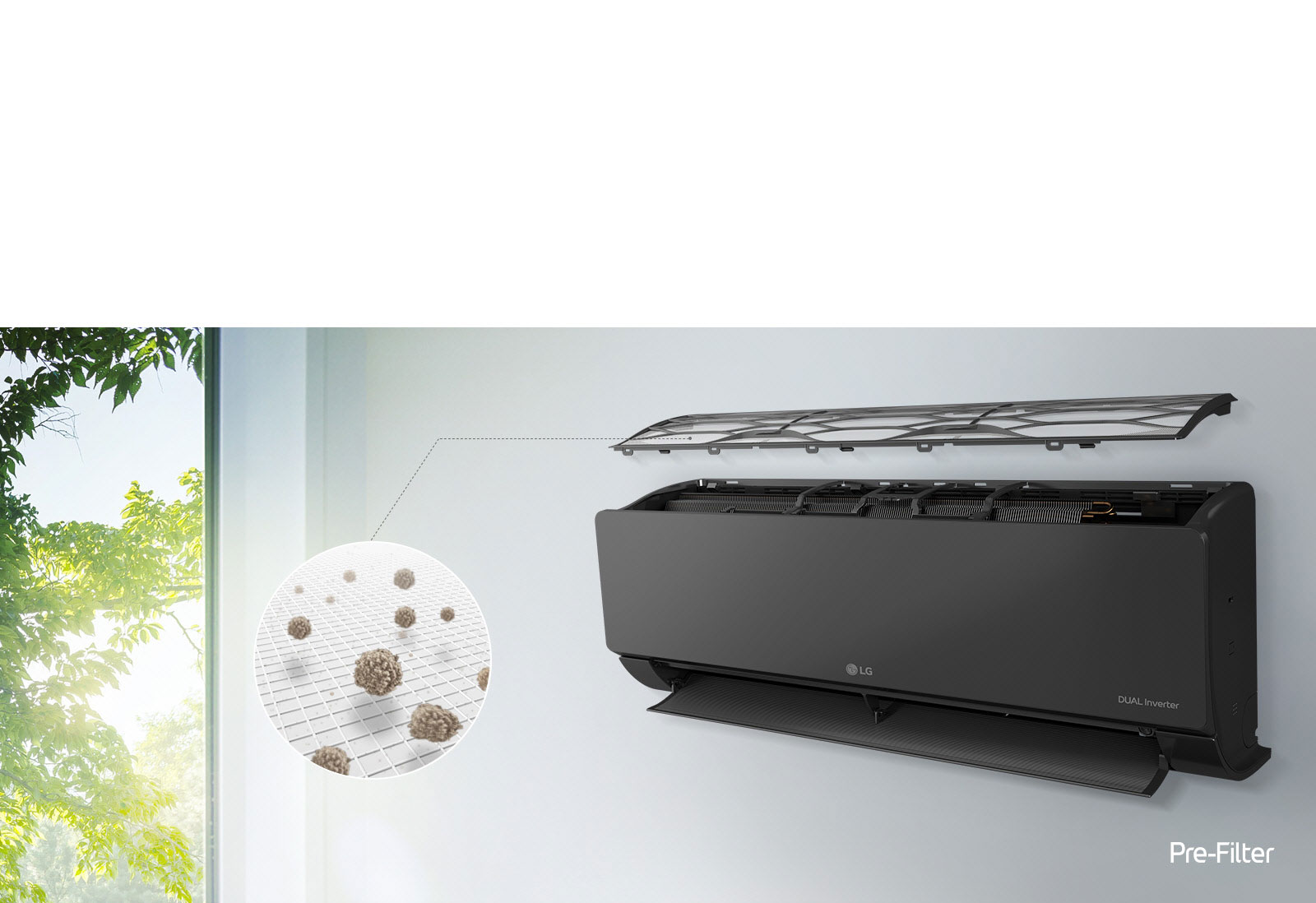 Klimatizácia LG je namontovaná na stene a zobrazená zboku. Navrchu pláva horný panel, pričom vidno vnútorné filtre. Od predfiltra vedie čiara ku zväčšenému kruhu, ktorý znázorňuje prach zachytený v predfiltri. V pravom dolnom rohu je zobrazené logo predfiltra.