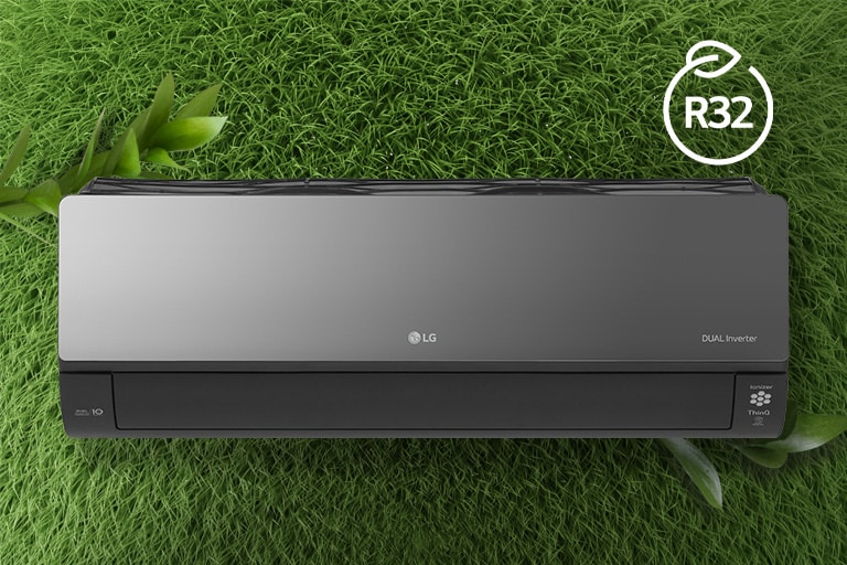 Klimatizácia LG je namontovaná na trávnatej stene. V pravom hornom rohu sa nachádza logo energetickej účinnosti R32.