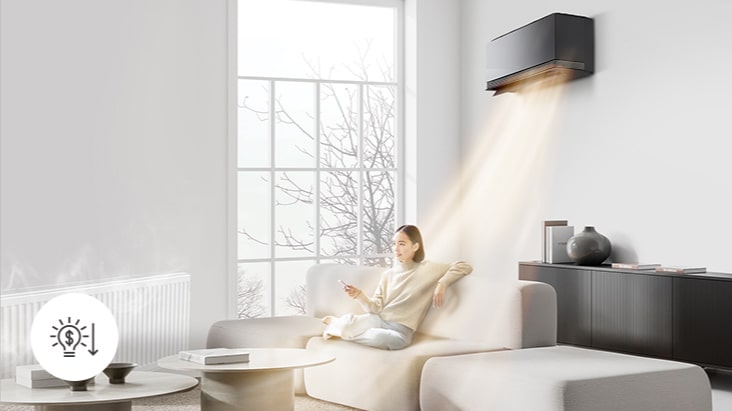 Žena relaxuje s klimatizáciou s tepelným čerpadlom a ohrievačom pracujúcim dole. V rohu sa zobrazuje ikona úspory nákladov