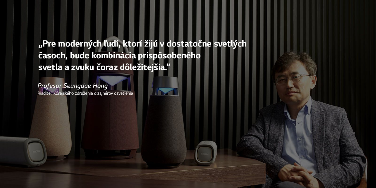 Profesor Seungdae Hong, riaditeľ Kórejského združenia dizajnérov osvetlenia, s radom reproduktorov XBOOM na stole