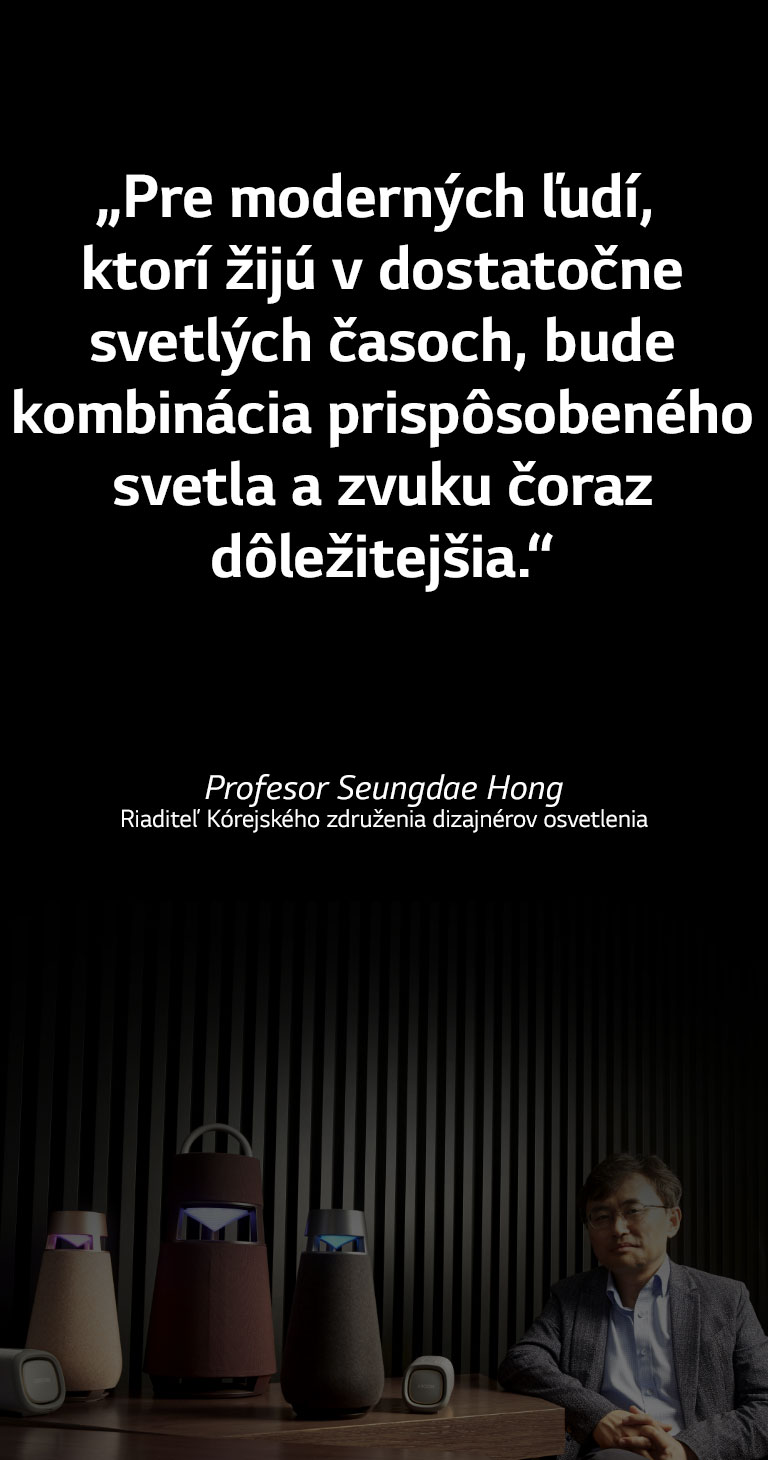 Profesor Seungdae Hong, riaditeľ Kórejského združenia dizajnérov osvetlenia, s radom reproduktorov XBOOM na stole