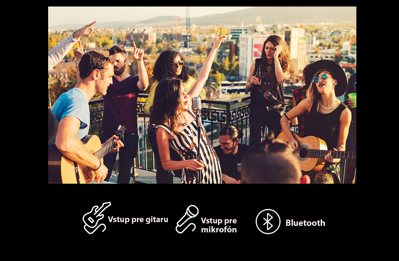 Ľudia si užívajú akustický koncert s reproduktorom LG XBOOM XL9T. Pod obrázkom sú zobrazené ikony gitary, mikrofónu a pripojenia Bluetooth.