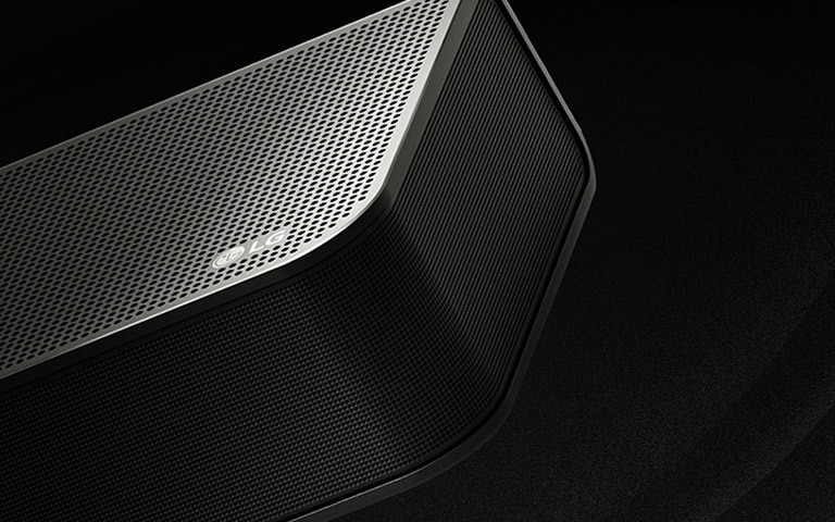 LG Soundbar na čiernom pozadí odhaľuje svoj dizajn, pričom začína na hornej strane a postupuje k okraju. Zo stredu a z koncov soundbaru vychádzajú biele kvapôčky ako vodopád a znázorňujú horný výstup zvuku.
