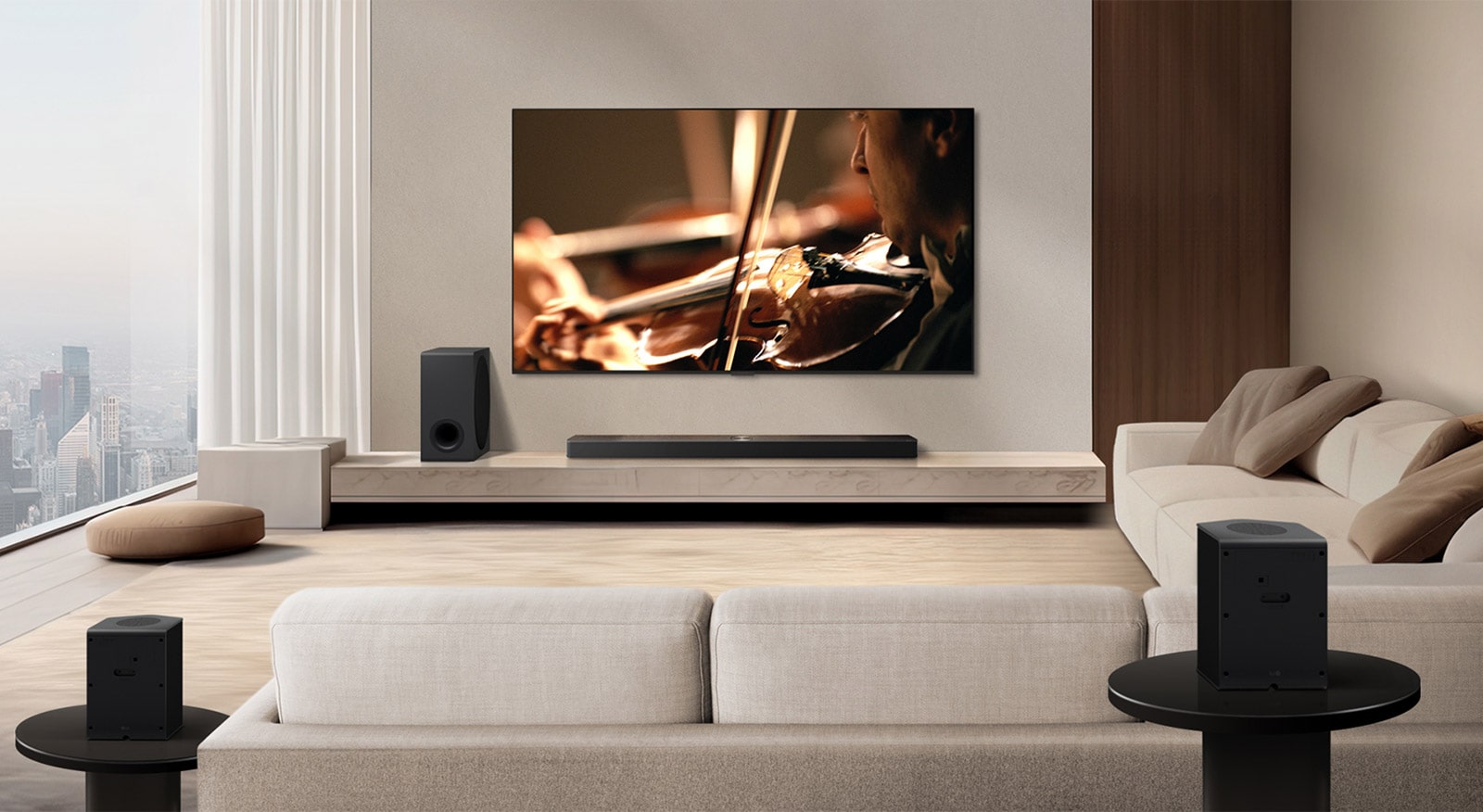 LG TV, LG Soundbar, subwoofer a zadné reproduktory v modernom mestskom byte. Pozadie stmavne a na obraze z LG TV sa zobrazí mriežka znázorňujúca skenovanie priestoru. Z jedného zo zadných reproduktorov smeruje prerušovaná čiara, ktorá znázorňuje, že dva zadné reproduktory sú v jednej línii. Biele guľôčky zvuku sa spájajú, vytvárajú vlny a plnia miestnosť zvukom.