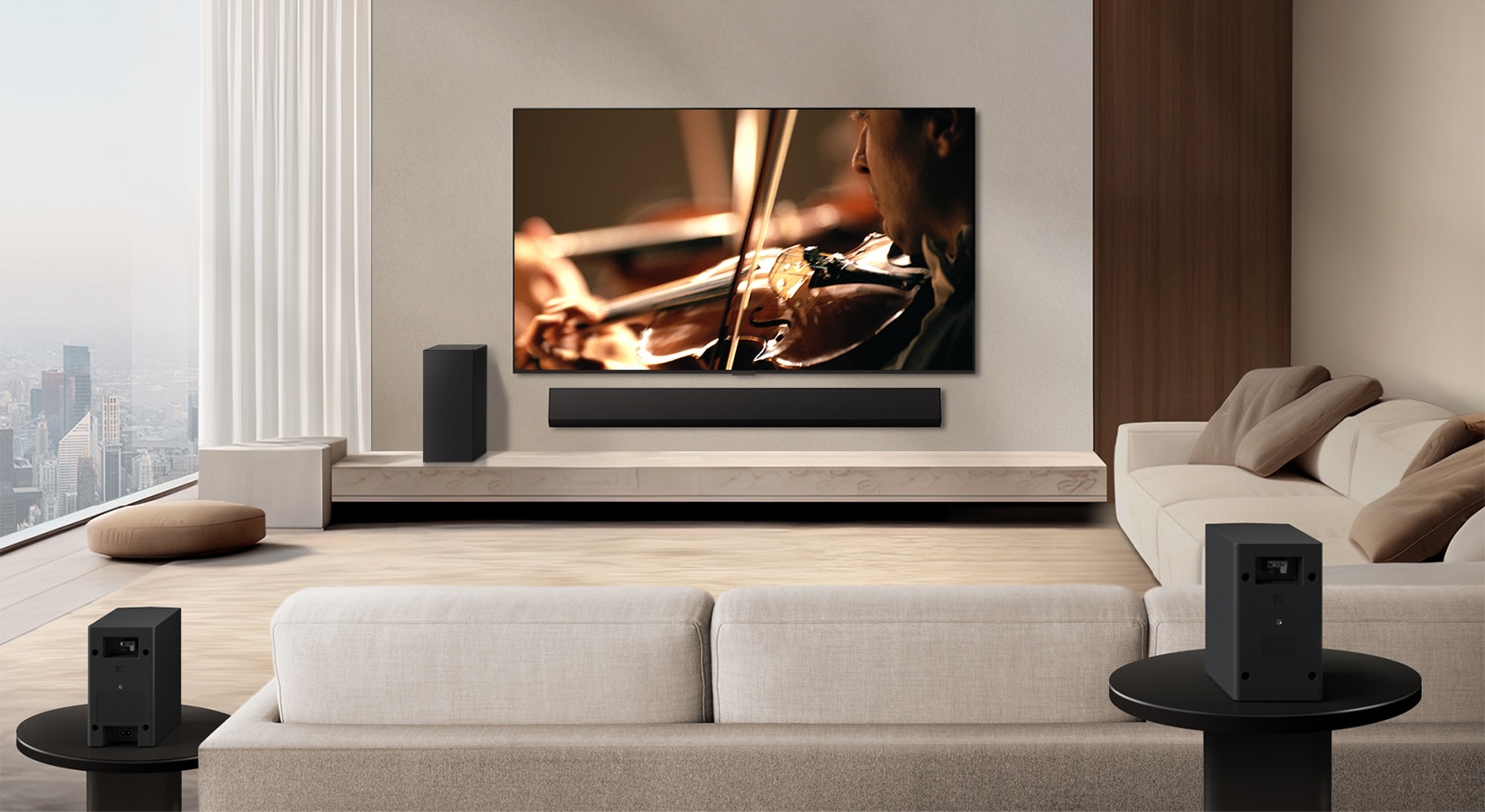 LG Soundbar, LG TV, subwoofer a zadné reproduktory v modernom mestskom byte. Pozadie stmavne a na obraze z LG TV sa zobrazí mriežka znázorňujúca skenovanie priestoru. Z jedného zo zadných reproduktorov smeruje prerušovaná čiara, ktorá znázorňuje, že dva zadné reproduktory sú v jednej línii. Biele zvukové vlny tvorené kvapôčkami vychádzajú z prednej strany zadných reproduktorov.