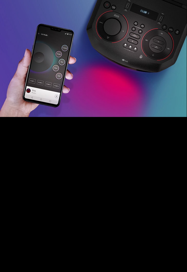 Ruka držiaca smartfón vedľa reproduktora LG XBOOM, ktorý je zobrazený zhora.