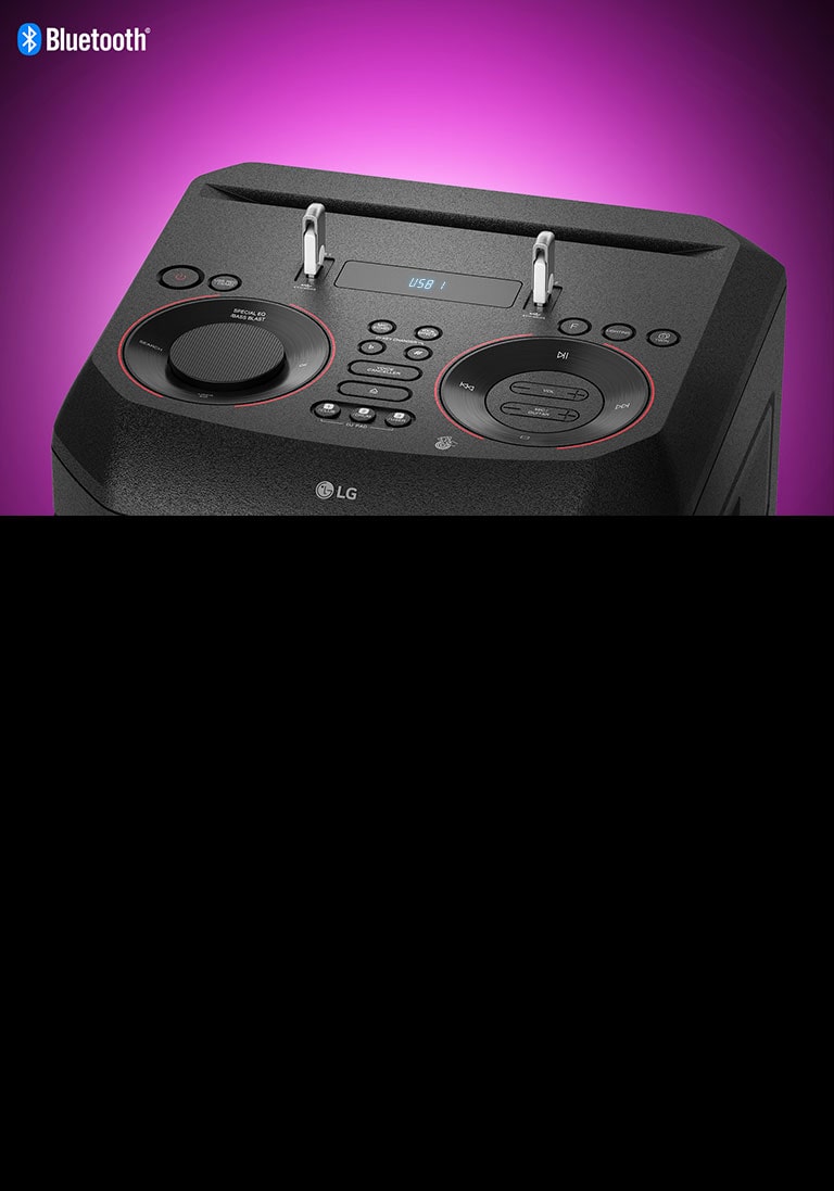 Detailný záber na ovládací panel v hornej časti reproduktora LG XBOOM s dvomi zapojenými USB kľúčmi. V ľavom hornom rohu je zobrazené logo Bluetooth.