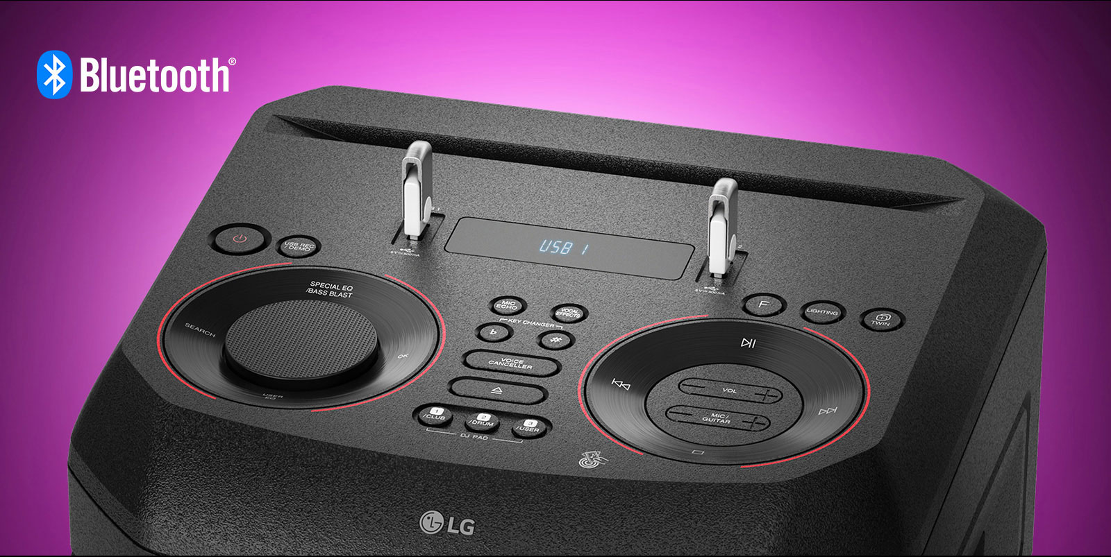 Detailný záber na ovládací panel v hornej časti reproduktora LG XBOOM s dvomi zapojenými USB kľúčmi. V ľavom hornom rohu je zobrazené logo Bluetooth.