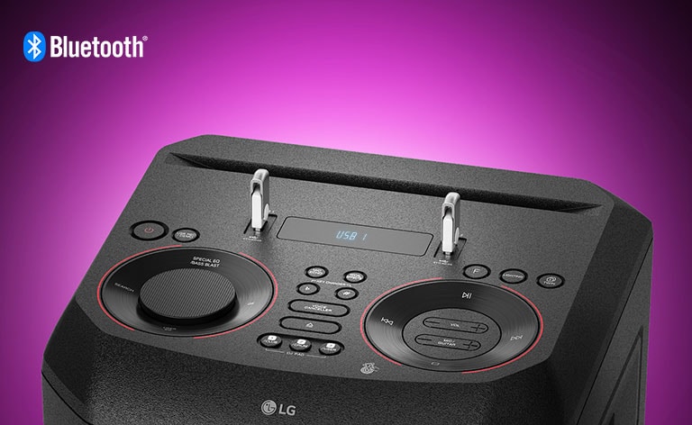 Detailný záber na ovládací panel v hornej časti reproduktora LG XBOOM s dvomi zapojenými USB kľúčmi. V ľavom hornom rohu je zobrazené logo Bluetooth.