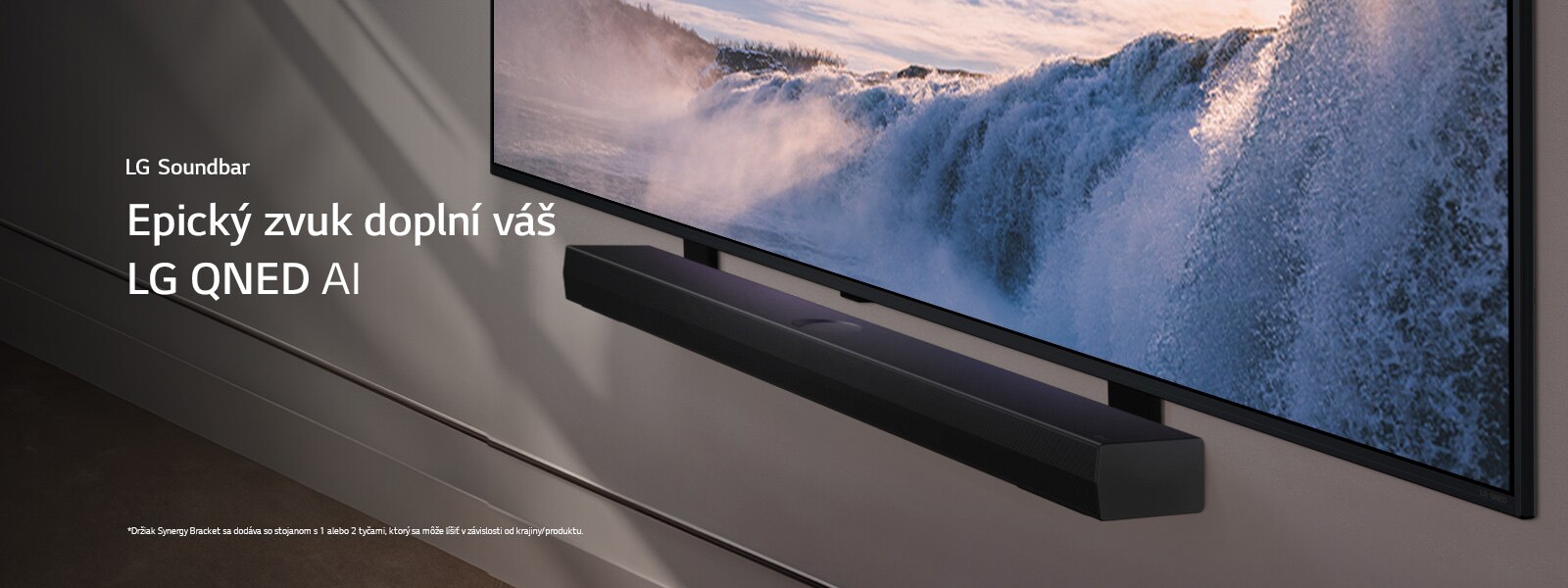 LG TV a Soundbar sú umiestnené v šikmej perspektíve nainštalované na stene. V televízore sa zobrazuje priblížený pohľad na obrovský vodopád a na stenu, televízor a soundbar dopadajú jemné kaskádovité slnečné lúče. Zobrazuje sa vyhlásenie: „Držiak Synergy Bracket sa dodáva so stojanom s 1 alebo 2 tyčami, ktorý sa môže líšiť v závislosti od krajiny/produktu.“