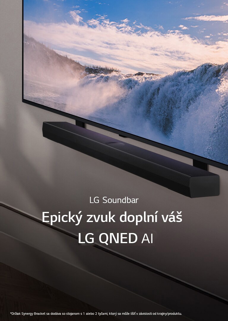 LG TV a Soundbar sú umiestnené v šikmej perspektíve nainštalované na stene. V televízore sa zobrazuje priblížený pohľad na obrovský vodopád a na stenu, televízor a soundbar dopadajú jemné kaskádovité slnečné lúče. Zobrazuje sa vyhlásenie: „Držiak Synergy Bracket sa dodáva so stojanom s 1 alebo 2 tyčami, ktorý sa môže líšiť v závislosti od krajiny/produktu.“