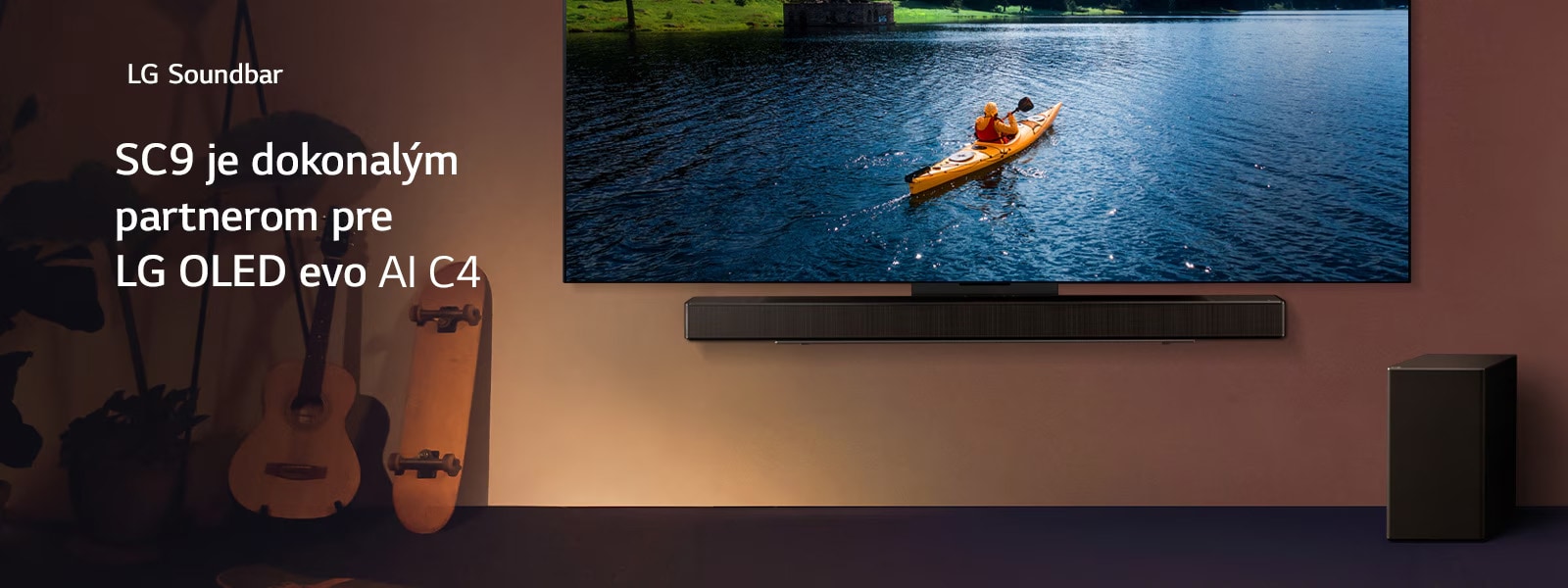 LG TV a Soundbar nainštalované na stene a suboofer položený na podlahe vpravo. V televízore sa zobrazuje osoba na kajaku na jazere a na stenu dopadajú jemné kaskádovité tiene.