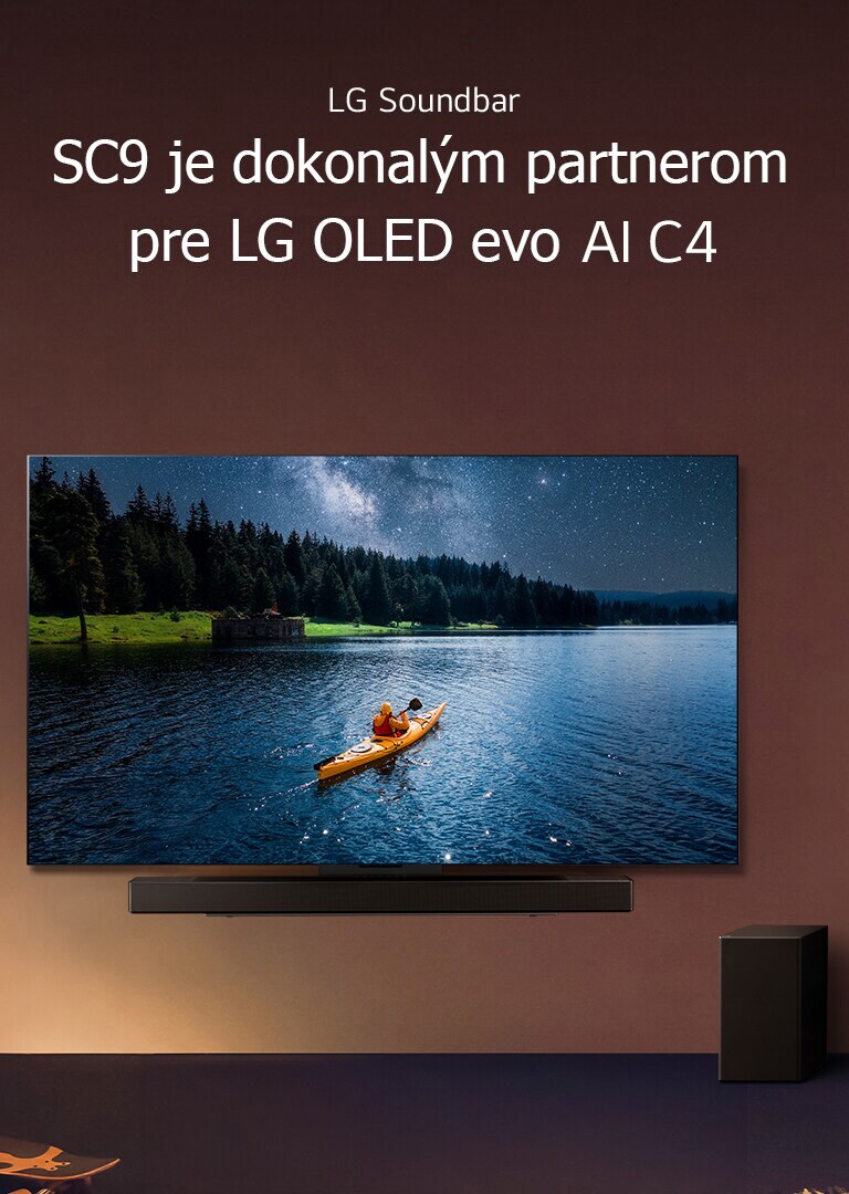 LG TV a Soundbar nainštalované na stene a suboofer položený na podlahe vpravo. V televízore sa zobrazuje osoba na kajaku na jazere a na stenu dopadajú jemné kaskádovité tiene.