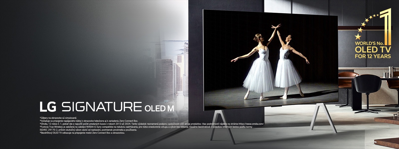 Nadštandardný obývací priestor s televízorom LG Signature OLED M5 na TV stojane. Obrazovka vyzerá obrovsky. Nie sú vidieť žiadne káble, čím je predstavená technológia True Wireless televízora. Sú vidieť emblém Svetová jednotka medzi televízormi OLED TV už 12 rokov a logo LG Signature OLED M.