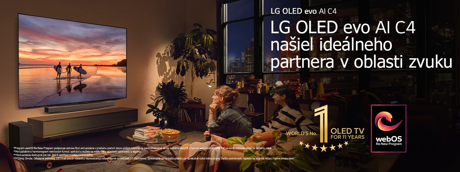Televízor LG OLED evo C4 TV nainštalovaný na stene v útulnej večernej obývačke a LG soundbar namontovaný hneď pod ním. V televízore sa zobrazuje pláž pri západe slnka so siluetami troch surferov. Dve ženy sedia na pohovke naklonené smerom k televízoru a soundbaru. Na obrázku je emblém „Svetová jednotka medzi OLED TV už 11 rokov“ a logo „webOS Re:New Program“. Zobrazuje sa vyhlásenie: „Program webOS Re:New Program podporuje celkovo štyri aktualizácie v priebehu piatich rokov, pričom hranicou je predinštalovaná verzia systému webOS, a termín aktualizácie môže byť na konci mesiaca alebo na začiatku roka.“ „Aktualizácie a harmonogram niektorých funkcií, aplikácií a služieb sa môžu líšiť v závislosti od modelu a regiónu.“  „Aktualizácie dostupné pre rok 2023 zahŕňajú modely UHD a vyššie.“ „Zdroj: Omdia. Odoslané jednotky, 2013 až 2023. Výsledky nepredstavujú odporúčanie spoločnosti LG Electronics. Spoliehanie sa na tieto výsledky je na vlastné riziko tretej strany. Ďalšie podrobnosti nájdete na stránke https://www.omdia.com/.“