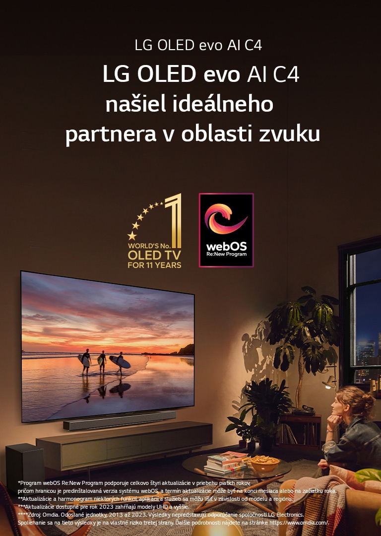 Televízor LG OLED evo C4 TV nainštalovaný na stene v útulnej večernej obývačke a LG soundbar namontovaný hneď pod ním. V televízore sa zobrazuje pláž pri západe slnka so siluetami troch surferov. Dve ženy sedia na pohovke naklonené smerom k televízoru a soundbaru. Na obrázku je emblém „Svetová jednotka medzi OLED TV už 11 rokov“ a logo „webOS Re:New Program“. Zobrazuje sa vyhlásenie: „Program webOS Re:New Program podporuje celkovo štyri aktualizácie v priebehu piatich rokov, pričom hranicou je predinštalovaná verzia systému webOS, a termín aktualizácie môže byť na konci mesiaca alebo na začiatku roka.“ „Aktualizácie a harmonogram niektorých funkcií, aplikácií a služieb sa môžu líšiť v závislosti od modelu a regiónu.“  „Aktualizácie dostupné pre rok 2023 zahŕňajú modely UHD a vyššie.“ „Zdroj: Omdia. Odoslané jednotky, 2013 až 2023. Výsledky nepredstavujú odporúčanie spoločnosti LG Electronics. Spoliehanie sa na tieto výsledky je na vlastné riziko tretej strany. Ďalšie podrobnosti nájdete na stránke https://www.omdia.com/.“