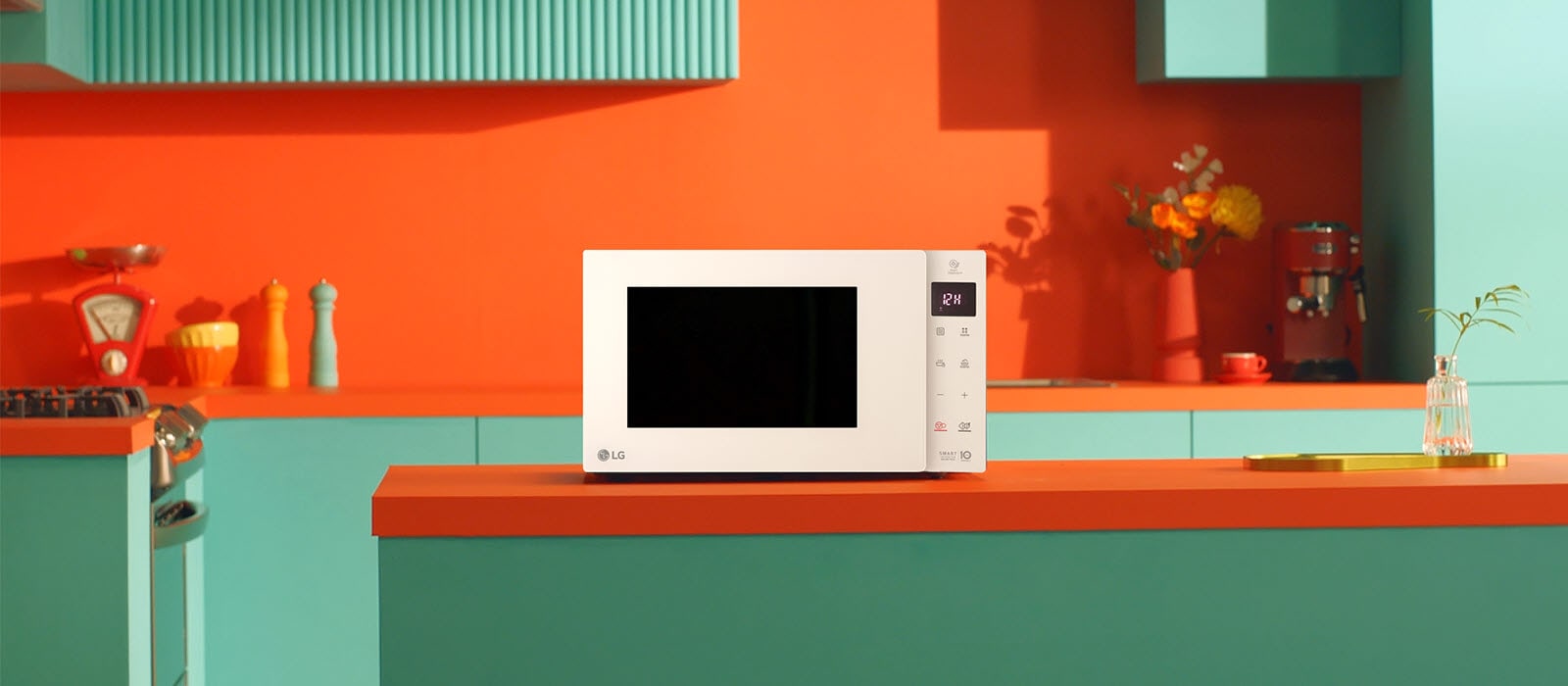 Mikrovlnná rúra LG NeoChef™ položená v kuchyni.