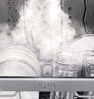 Detailný záber riadu a pohárov umývaných parou v umývačke.
