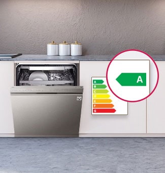 Voľne stojaca umývačka riadu s čiastočne otvorenými dvierkami a energetickým štítkom triedy B.