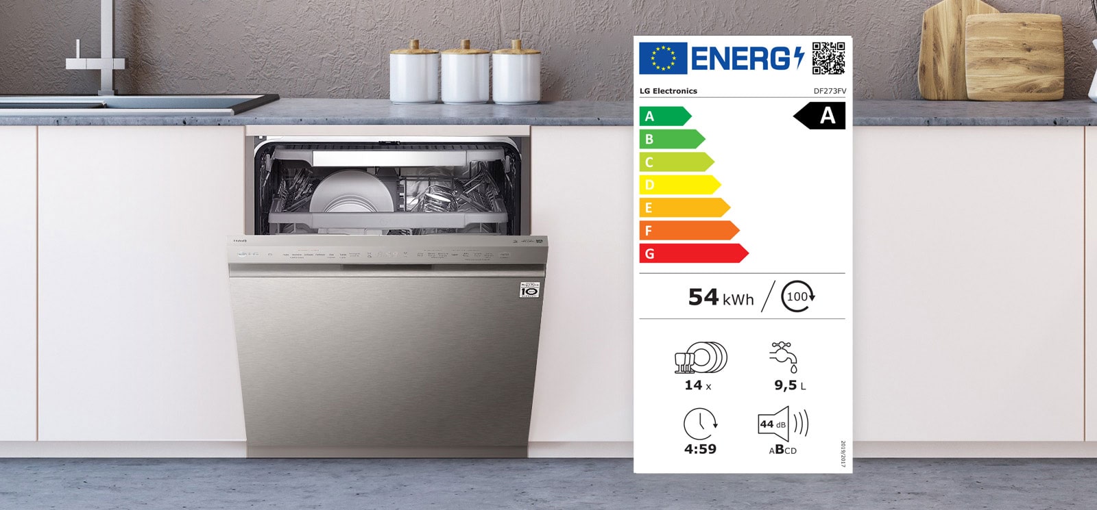 Umývačka riadu s čiastočne otvorenými dvierkami a energetickým štítkom triedy B.