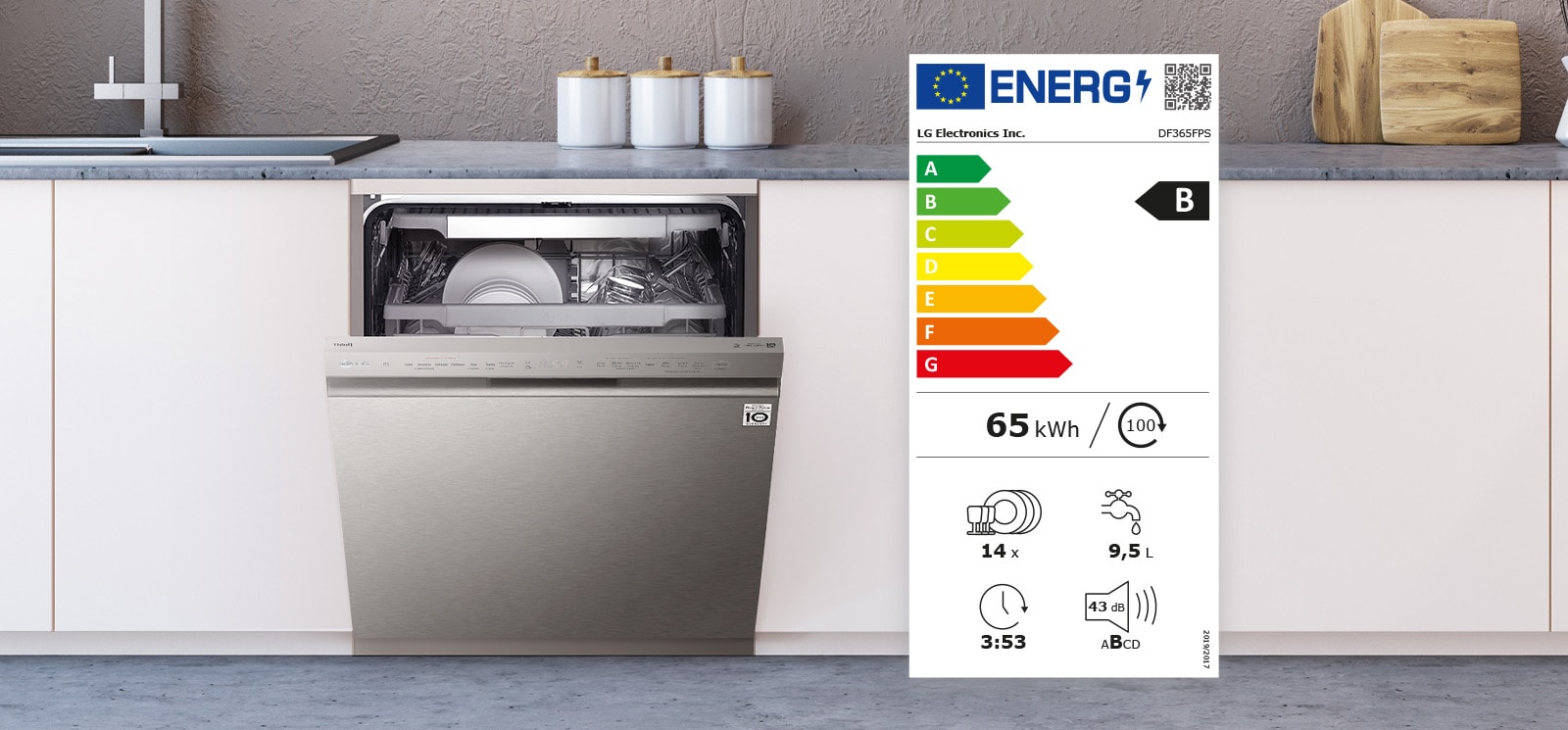 Umývačka riadu s čiastočne otvorenými dvierkami a energetickým štítkom triedy B.