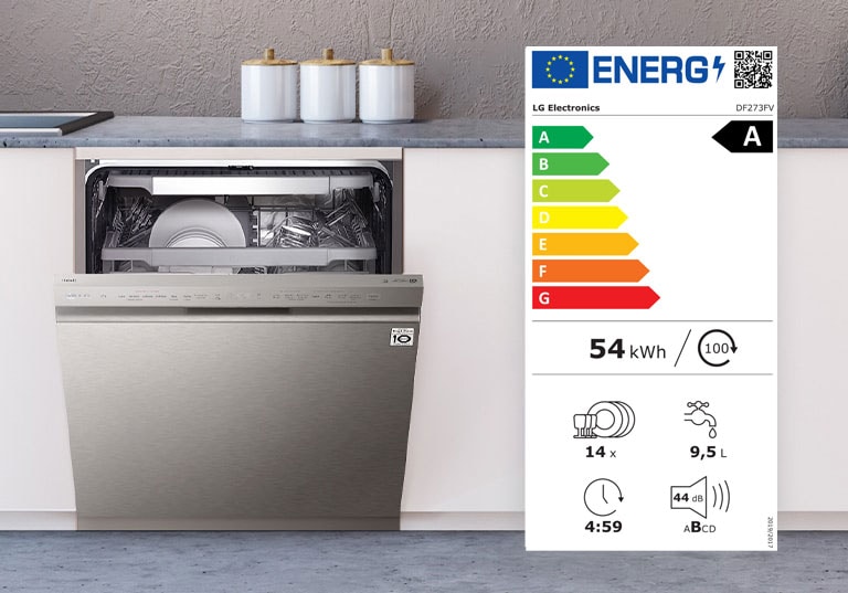 Umývačka riadu s čiastočne otvorenými dvierkami a energetickým štítkom triedy B.