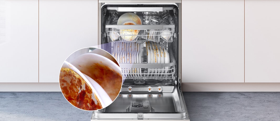 Umývačka s plne otvorenými dvierkami, odhaľujúca špinavý riad vo vnútri.