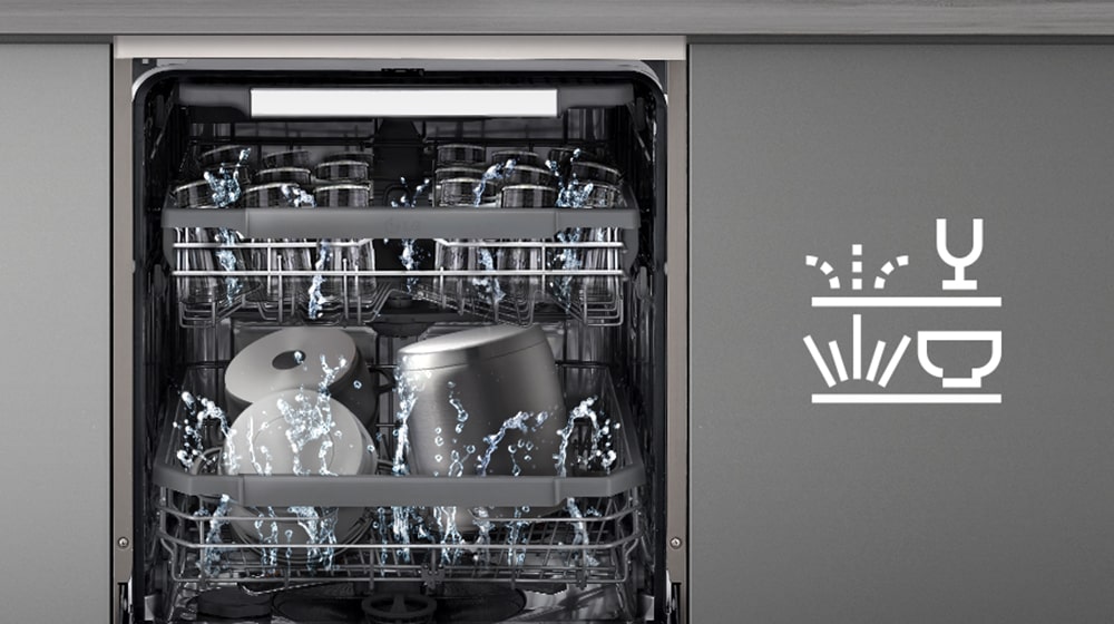 Vnútro umývačky riadu so šetrným umývaním horného koša a výkonným umývaním spodného koša.