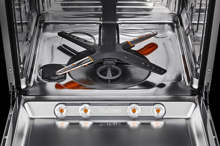 Vnútro umývačky z nehrdzavejúcej ocele.